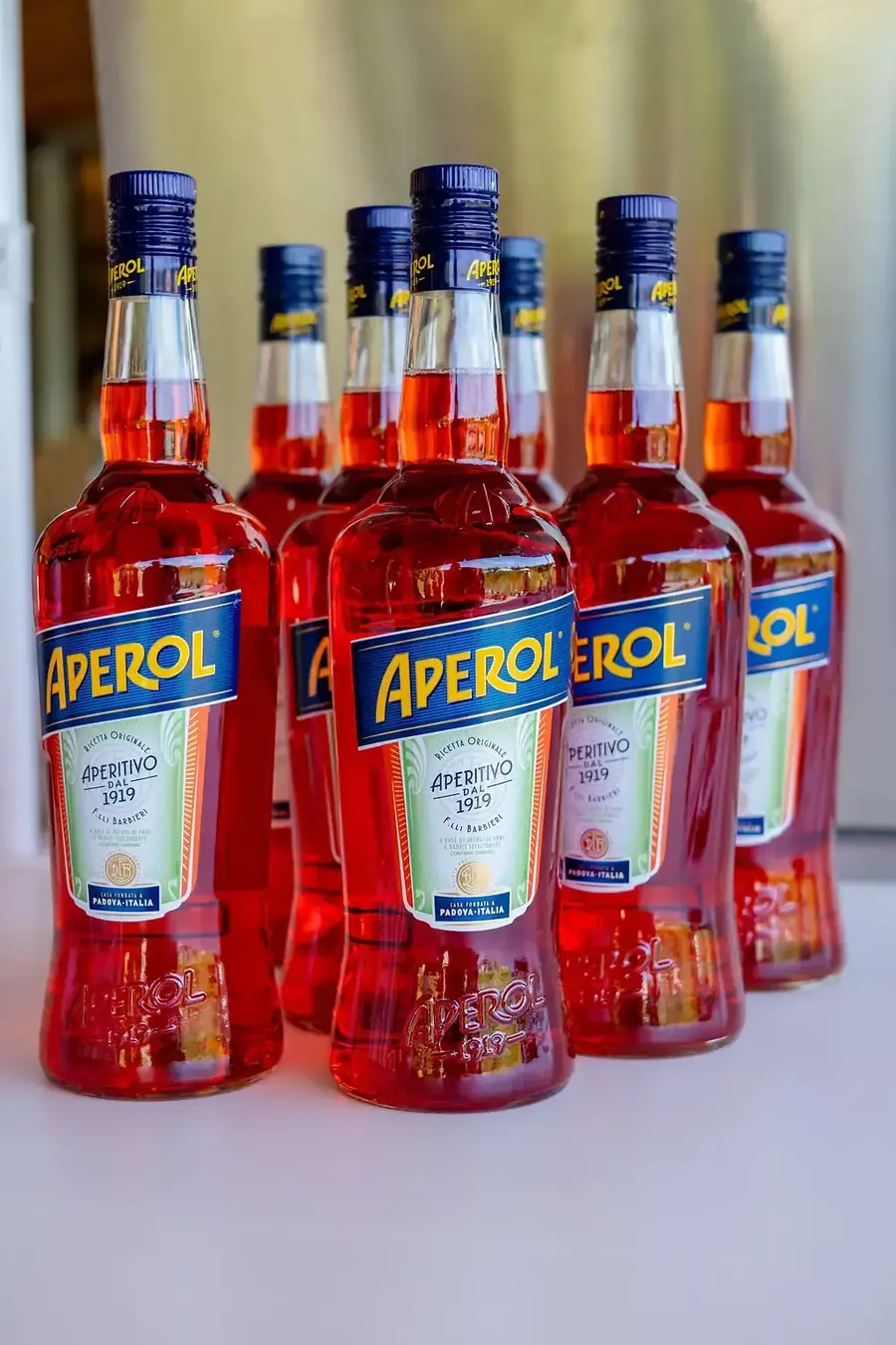 Reihe von Aperol-Flaschen