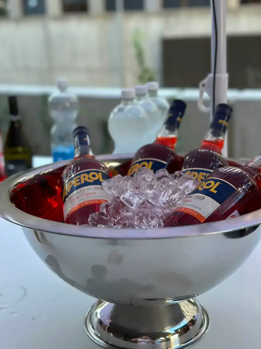 Aperol-Flaschen gekühlt in einer Eisschale