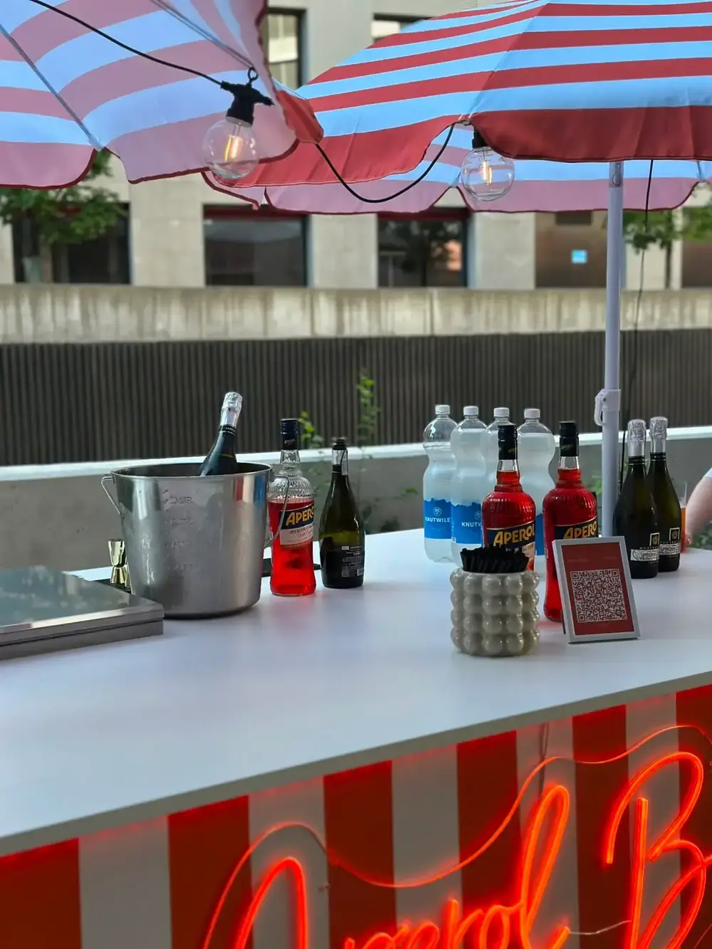 Aufbau der Bar mit Flaschen und Deko
